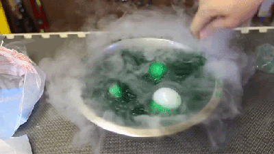 Putting Dry Ice In Slime Spawns Some Really Weird Bubbles
