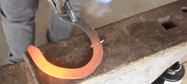 Transforming A Horseshoe Into A Super Sharp Knife Is Pretty Clever