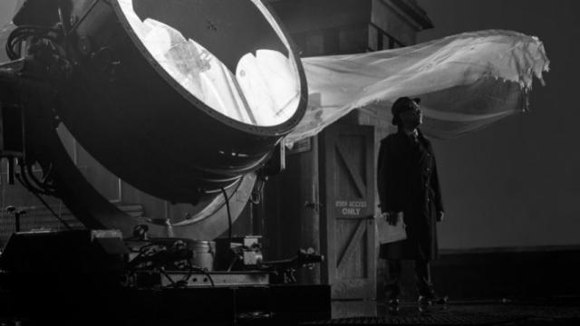 Zack Snyder Gives First Look At Commissioner Gordon In Justice League