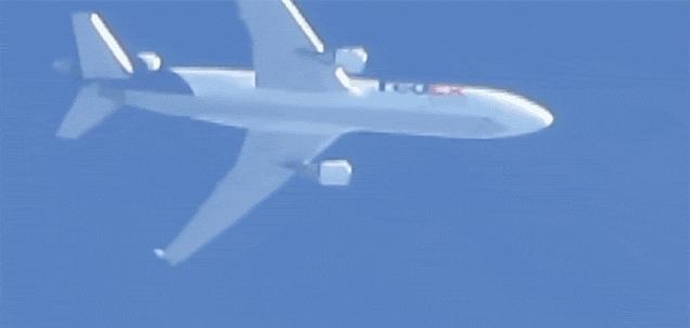 Super Strong Camera Zoom Gets Ridiculously Close To An Aeroplane Flying In The Air From The Ground