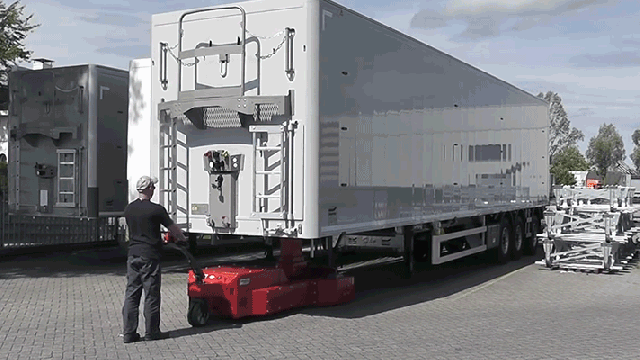 This Electric Cart Lets Puny Humans Pull An 18-Wheeler’s 20-Tonne Trailer