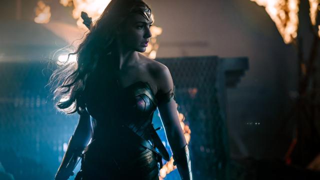 Someone Please Get Wonder Woman Some Light In The New Justice League Photo
