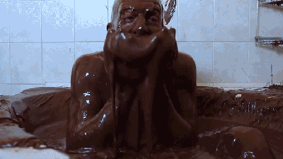 Bathing In 272 Kilograms Of Nutella Is Either Delicious Or Disgusting