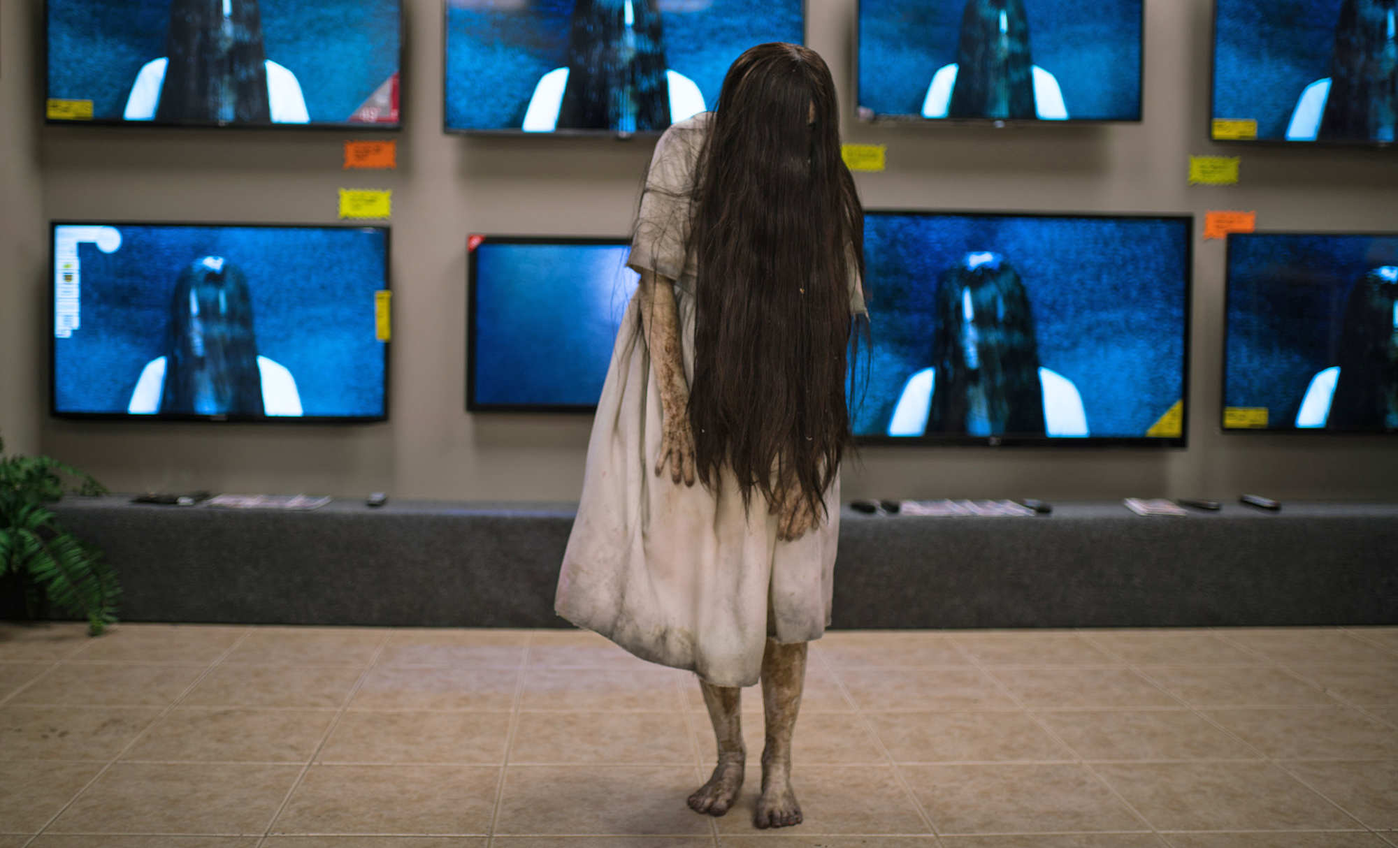 Watch The Ring Girl Crawl Out Of An Electronics Store TV To Terrify Shoppers