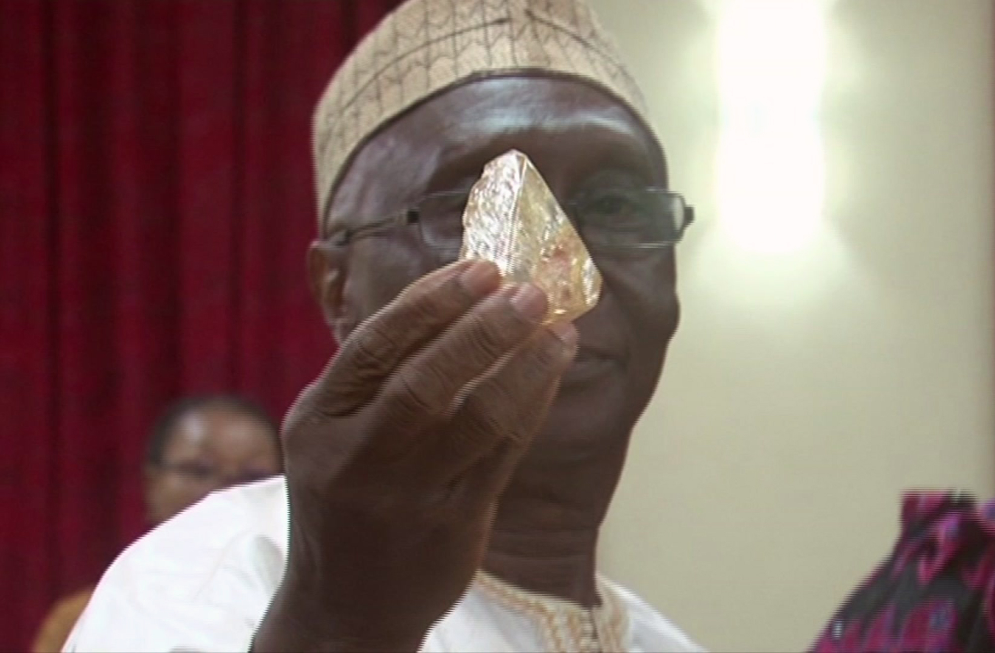 Miner Finds Enormous 706-Carat Diamond, Promptly Hands It Over To The Government