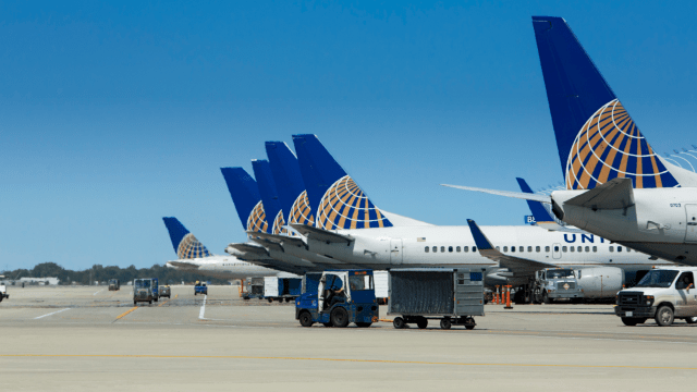 United Airlines Refused To Board Female Passengers Because They Wore Leggings