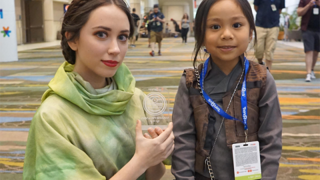 This Adorable Jyn Erso Cosplayer Spent Star Wars Celebration Handing Out The Death Star Plans To Every Princess Leia