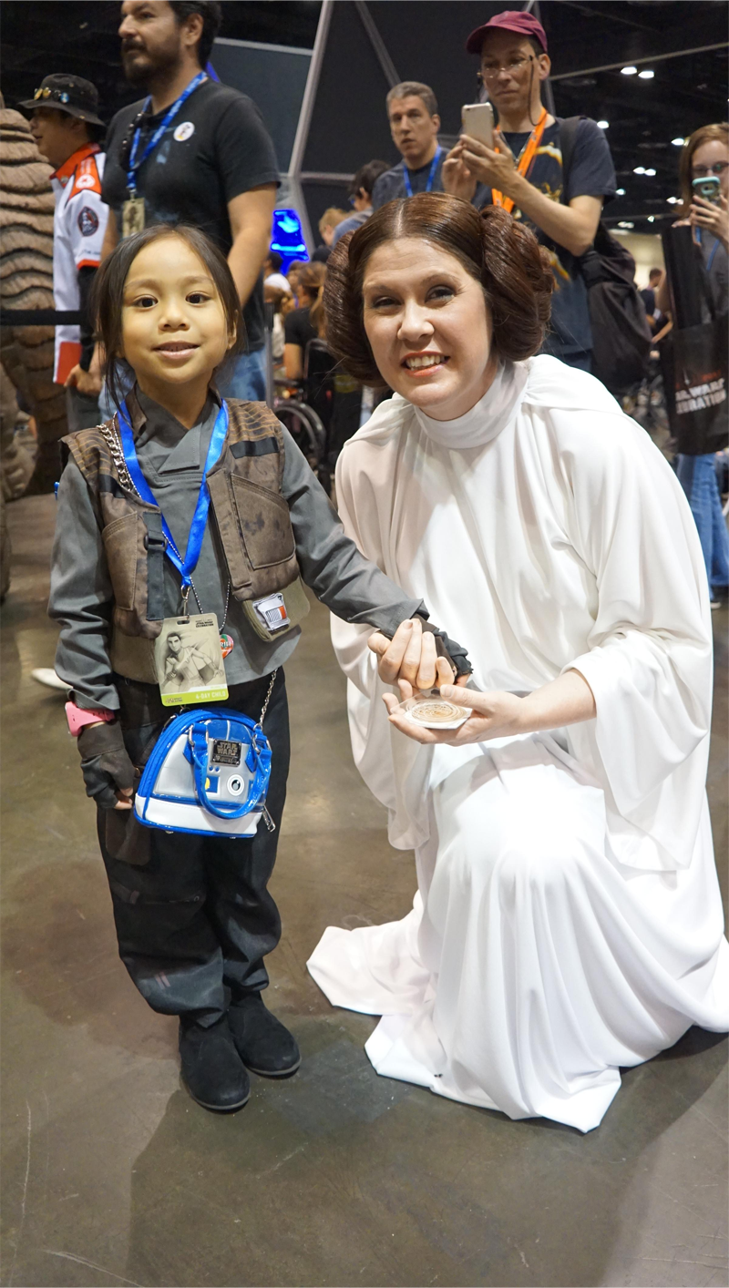 This Adorable Jyn Erso Cosplayer Spent Star Wars Celebration Handing Out The Death Star Plans To Every Princess Leia