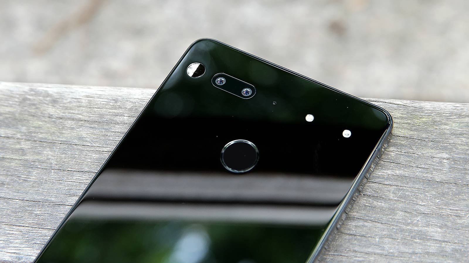 The Essential Phone Is Too Expensive To Have A Camera This Bad