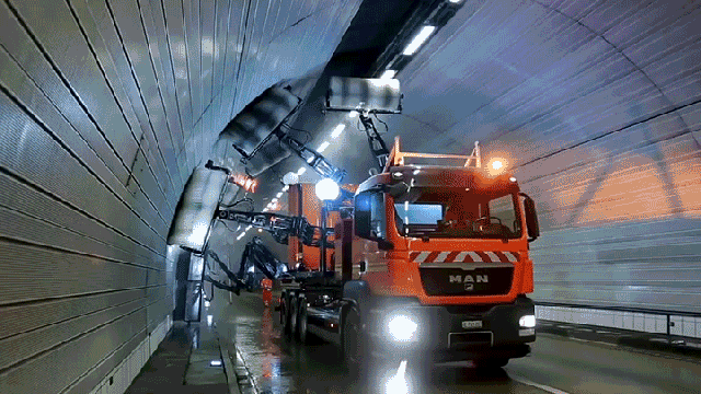 I’m Completely Mesmerised By This Tunnel-Scrubbing Beast Of A Machine