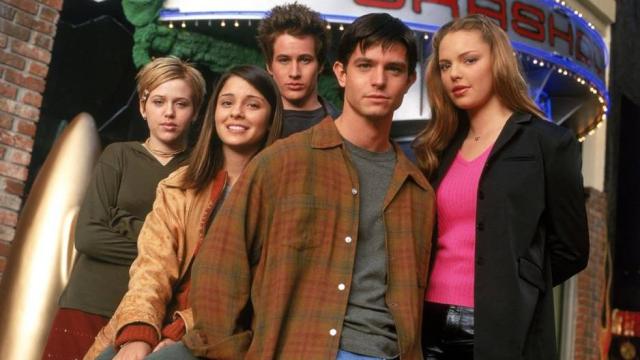 1990s Alien Drama Roswell Is Getting A Reboot With An ‘Immigrant Twist’