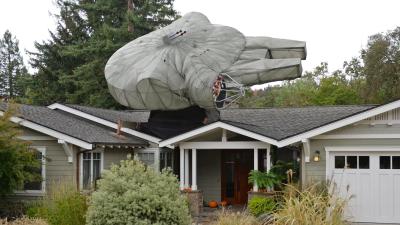 Your Christmas Decorations Can’t Compete With The Light-Up Millennium Falcon On This Family’s Roof