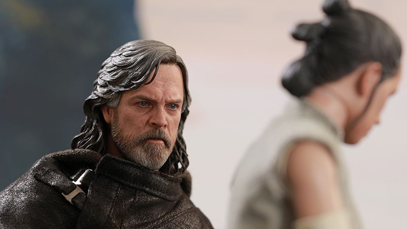 Hot Toys’ Last Jedi Luke Skywalker Figure Is Legitimately Intimidating The Hell Out Of Me