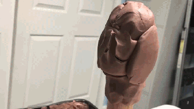 It’s Totally Magical Watching This Sculptor Turn A Lump Of Clay Into The Hulk