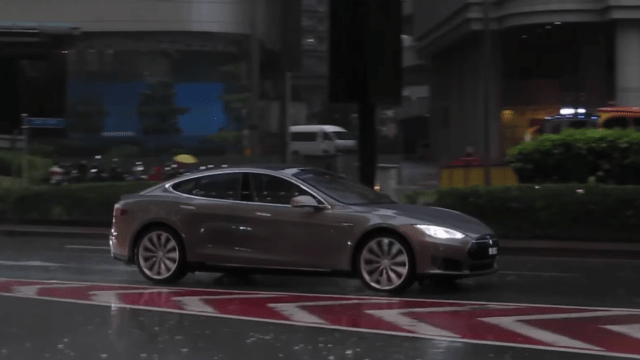 Tesla’s Working On A Fix To Stop Its Wipers From Spraying People With Rainwater
