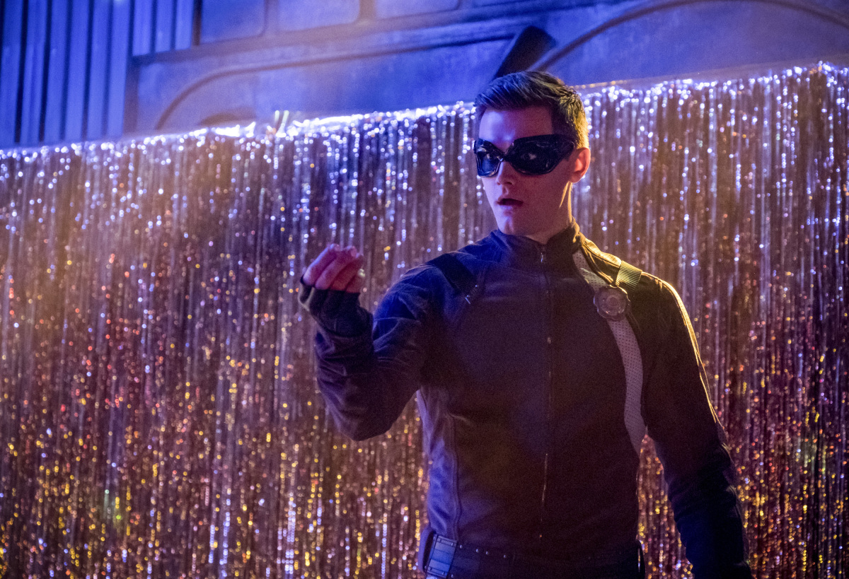 After Months Of Wearing Grey Spandex, The Flash Is Finally Giving Elongated Man A Costume