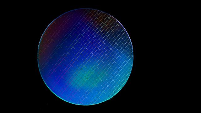 New Silicon Chip-Based Quantum Computer Passes Major Test 
