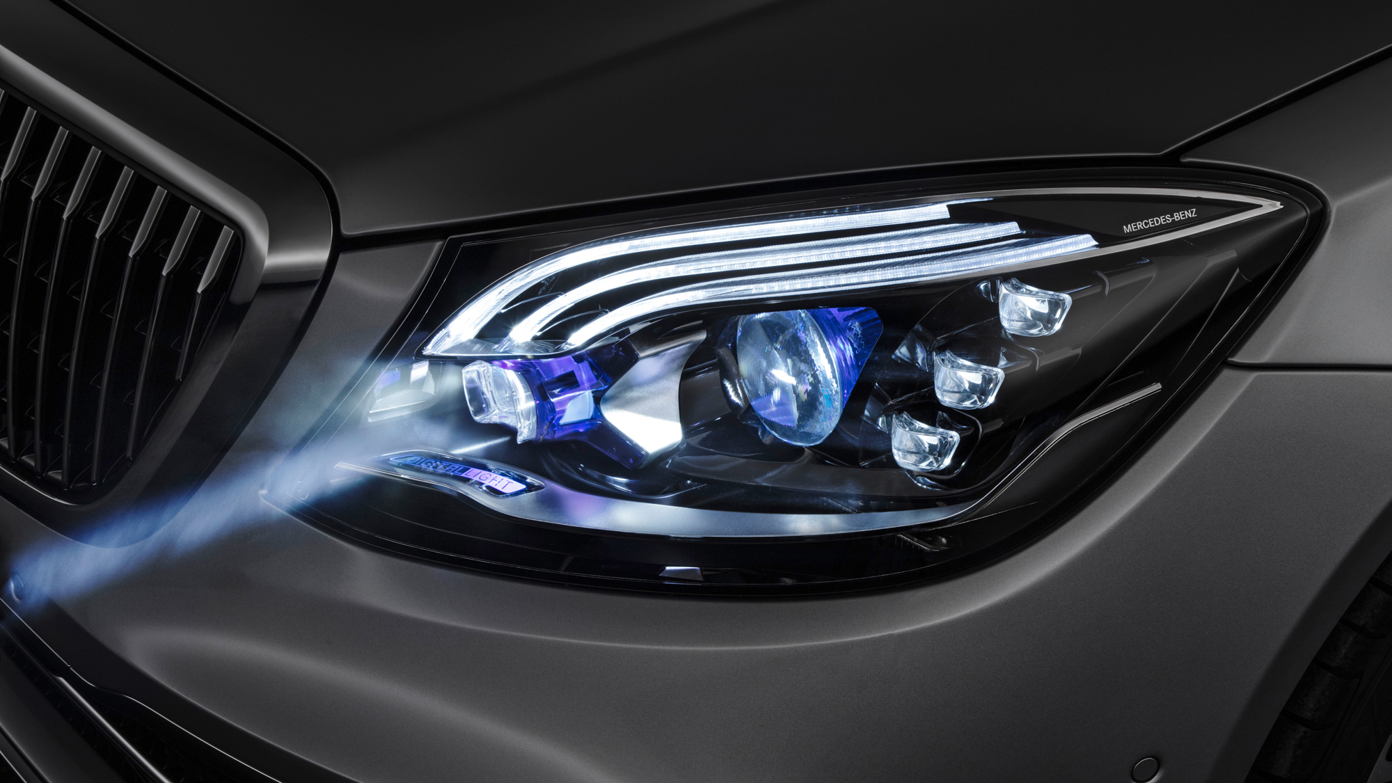 Mercedes’ Futuristic Headlights Shine Warning Symbols On The Road, And They’re No Longer Just A Concept