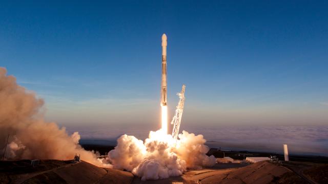 An Obsolete Law Prohibits SpaceX From Broadcasting Videos From Space