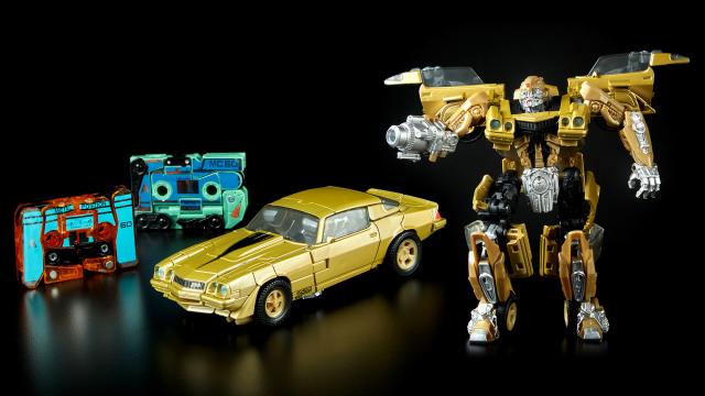 Transforming Dino-Cassettes Join A Retro ’80s Bumblebee For This Comic-Con Exclusive