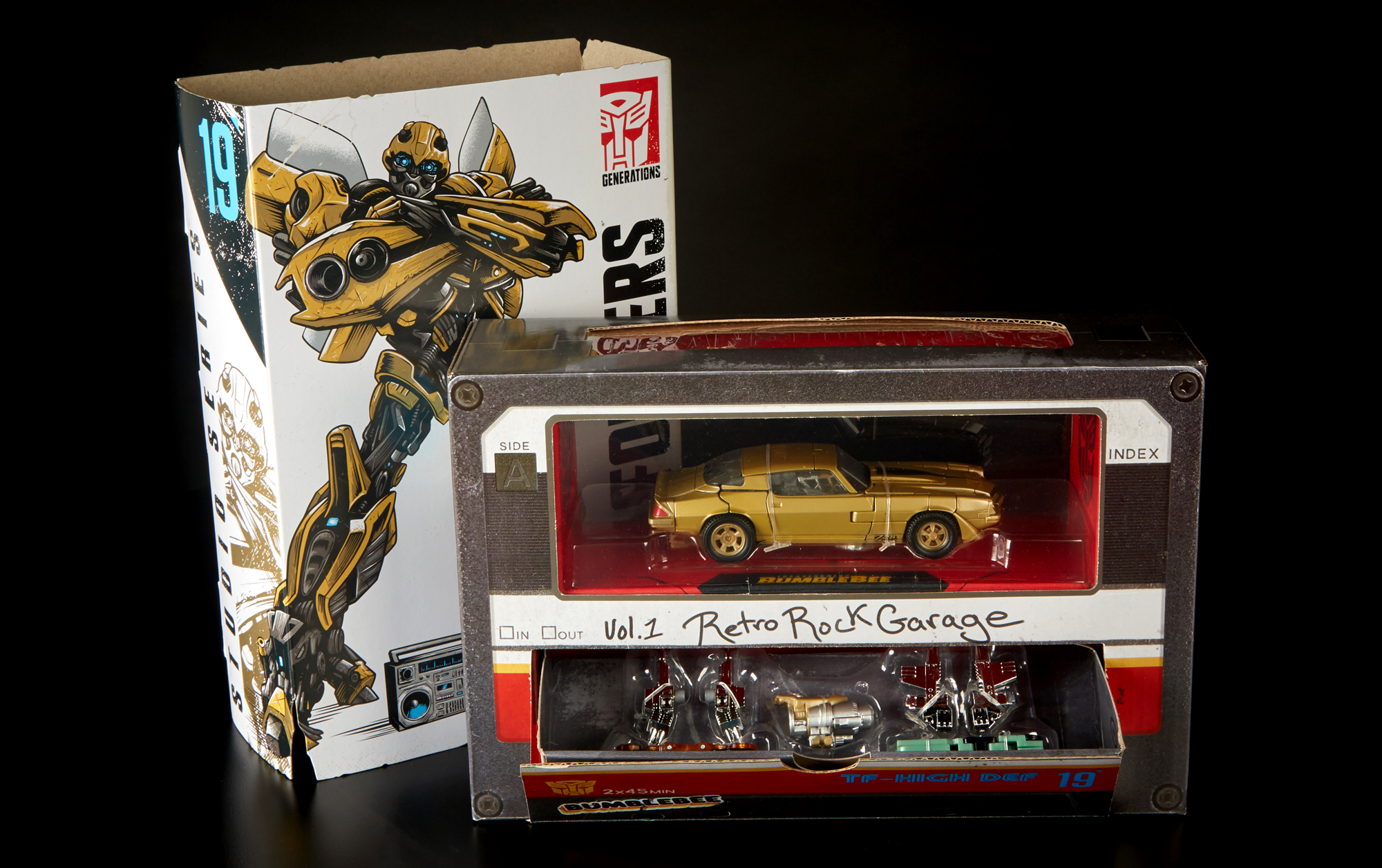 Transforming Dino-Cassettes Join A Retro ’80s Bumblebee For This Comic-Con Exclusive