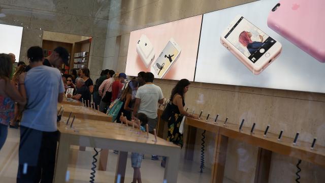 Apple Store Shoppers Tackle Suspects In $24,000 MacBook Grab-And-Dash Heist