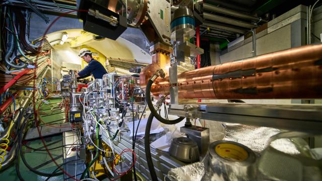 Physicists Achieve Incredible Electron-Accelerating Feat At Small Scale