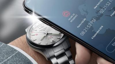 You Can Easily Reprogram The Timezone On This Watch Using Flashes Of Light From Your Smartphone