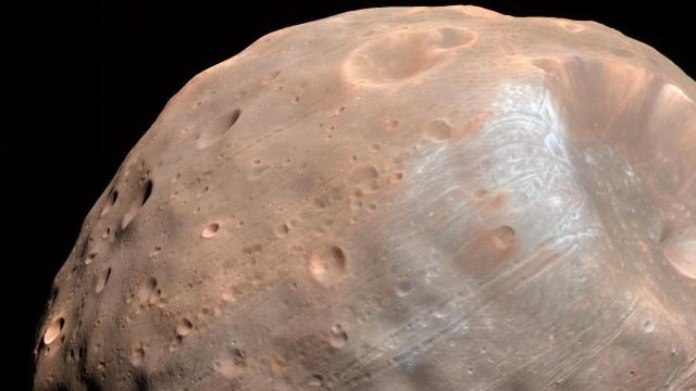 Bouncing Boulders May Finally Explain How Mars’ Ugliest Moon Got Its Stripes