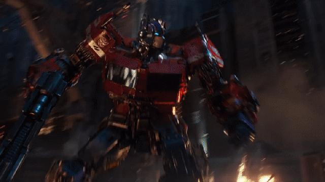 A New Bumblebee Featurette Gives Us Our Best Look Yet At Optimus Prime’s Slick, Old School Redesign