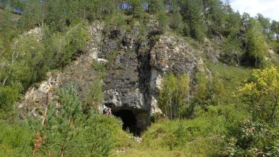Neanderthals And Denisovans Shared A Siberian Cave For Thousands Of Years, New Research Suggests