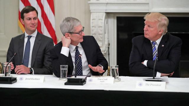 Donald Trump Thinks Tim Cook’s Name Is Tim Apple