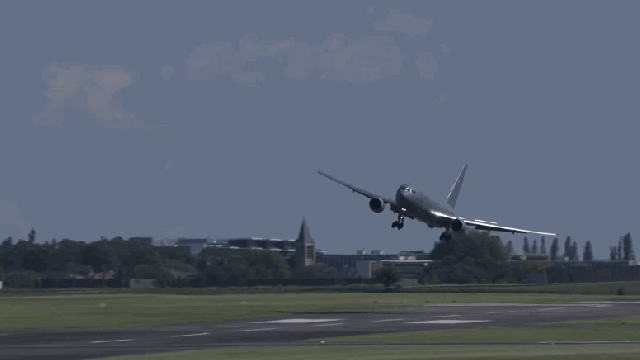 Just Watching This Air Force Tanker’s Landing Approach Can Make You Nauseous