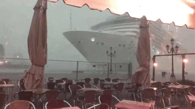 Massive Ocean Liner Appears From The Fog And Almost Crashes Into A Venice Dock