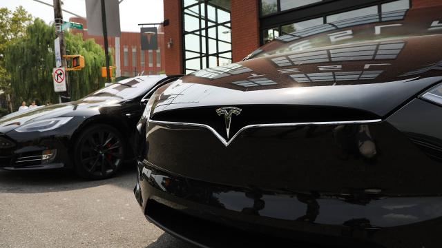 Tesla Malfunction Locks Out Owners Who Depended On App For Entry, Forces Them To Scramble For ‘Keys’