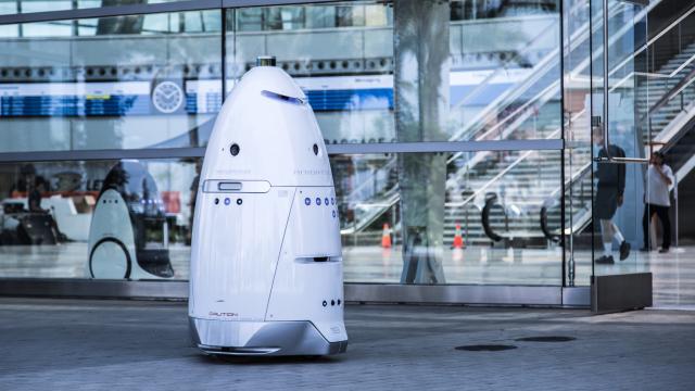 Useless Police Robot Fails To Call For Help When Needed