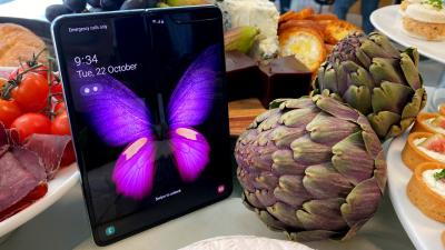 Answering Calls On Samsung’s Galaxy Fold Is Super Weird