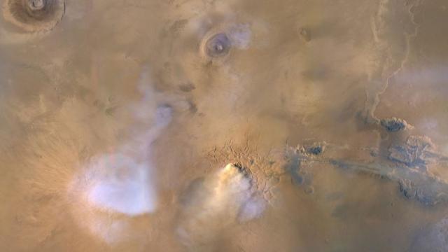 Gigantic Dust Towers On Mars Could Explain How The Red Planet Lost Its Water