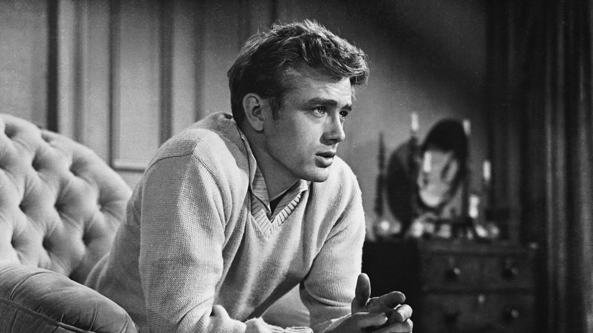 ames Dean (1931 - 1955) plays the angst-ridden Cal Trask in 'East of Eden'