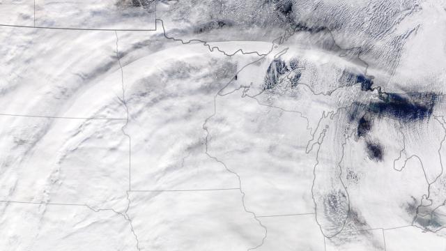 A Weirdly Perfect Cloud Curve Appeared Over The U.S.