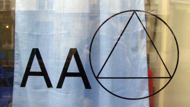 New Scientific Review Compares Alcoholics Anonymous To Therapy