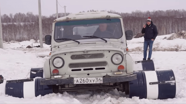 Man Uses Oil Barrels Instead Of Wheels For His UAZ Off-Roader And It Doesn’t Work Out At All
