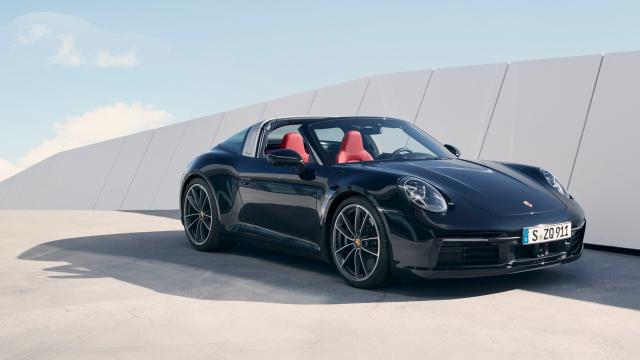 The 2021 Porsche 911 Targa Takes 7 More Seconds To Drop Its Roof Than A Regular Cabriolet
