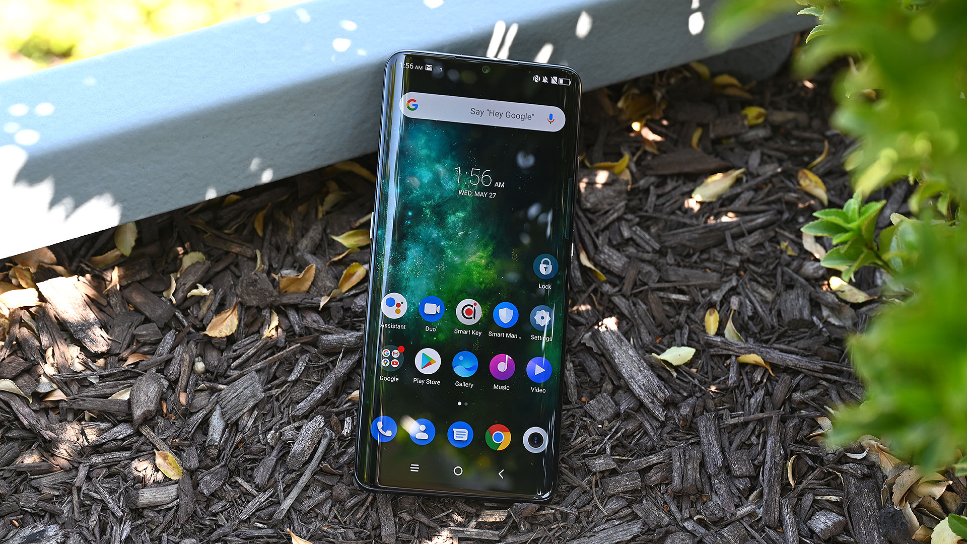 The TCL 10 Pro is quite pretty for a $US450 ($682) phone.  (Photo: Sam Rutherford, Gizmodo)