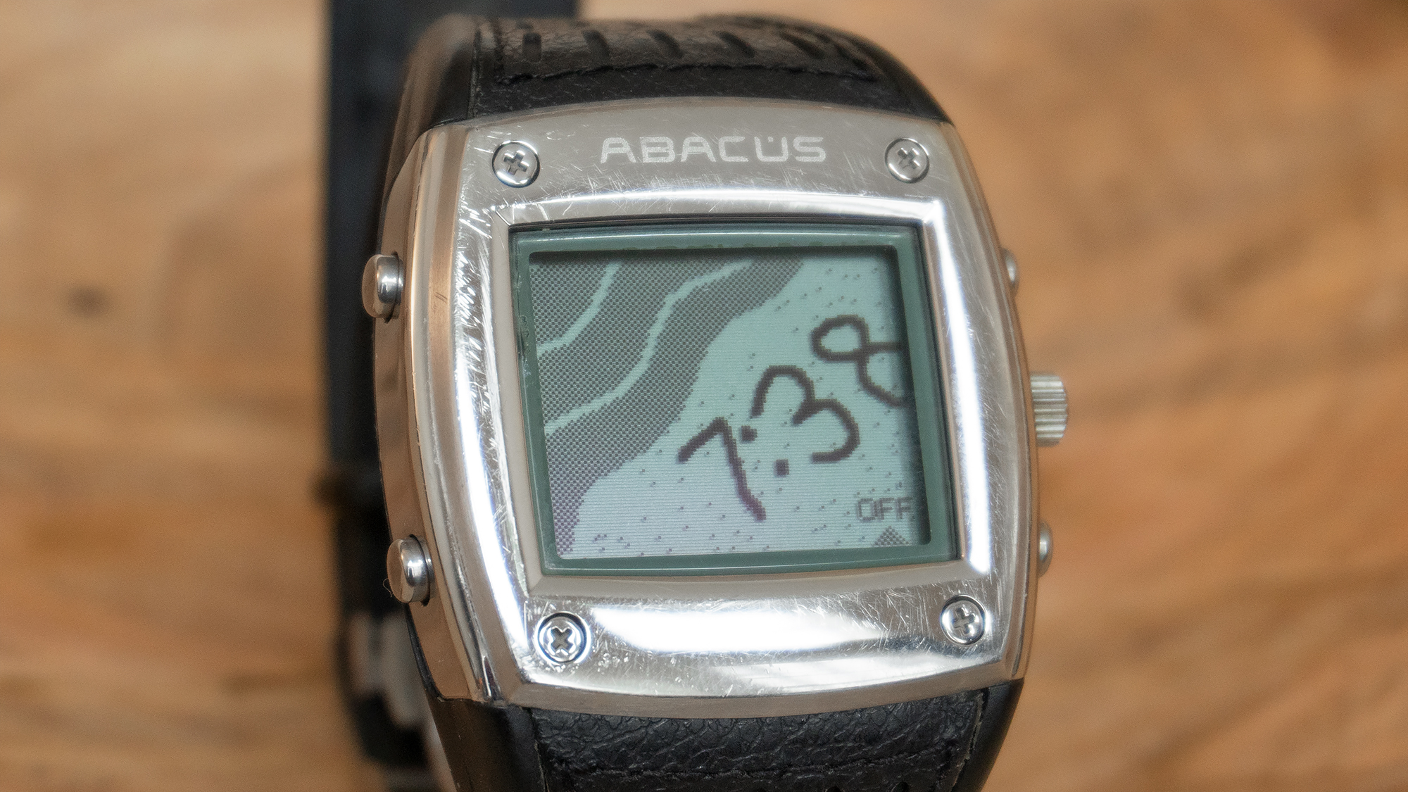 A small gallery of watch faces allowed users to customise their MSN Direct smartwatches, and many included animations that would run every minute, such as water rushing in and erasing the time on this beach. (Photo: Andrew Liszewski, Gizmodo)