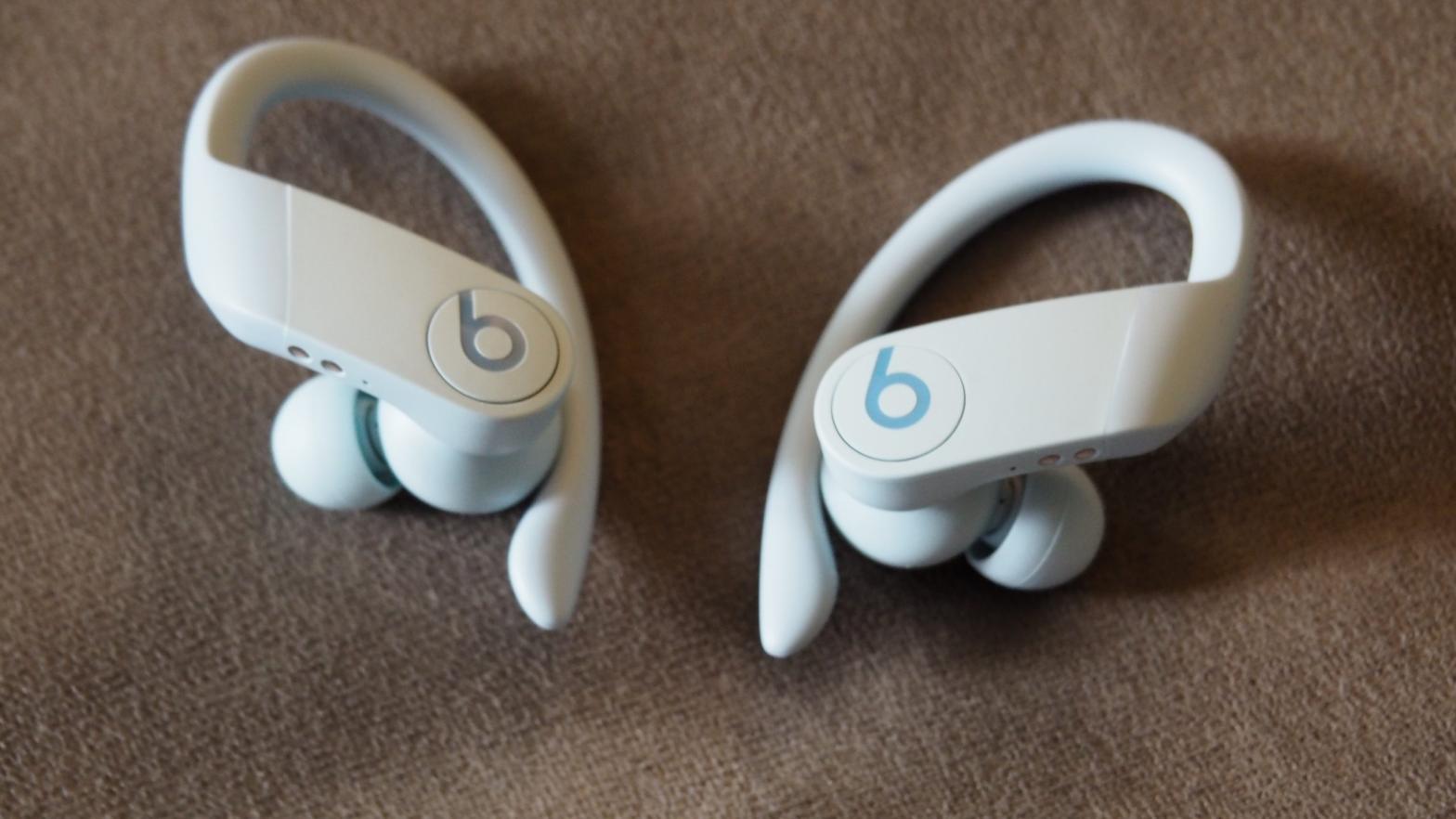 The new Glacier Blue Powerbeats Pro are as pale as their name suggests. (Photo: Caitlin McGarry, Gizmodo)