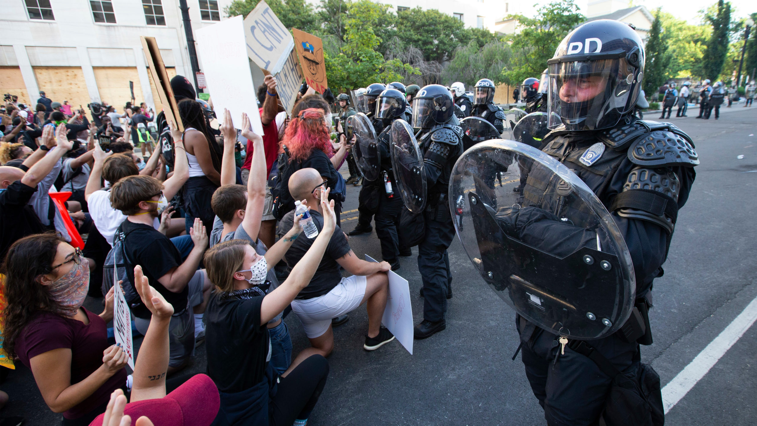 Officers form a riot wall near the White House on June 1, 2020. (Photo: Jose Luis Magana, Getty Images)