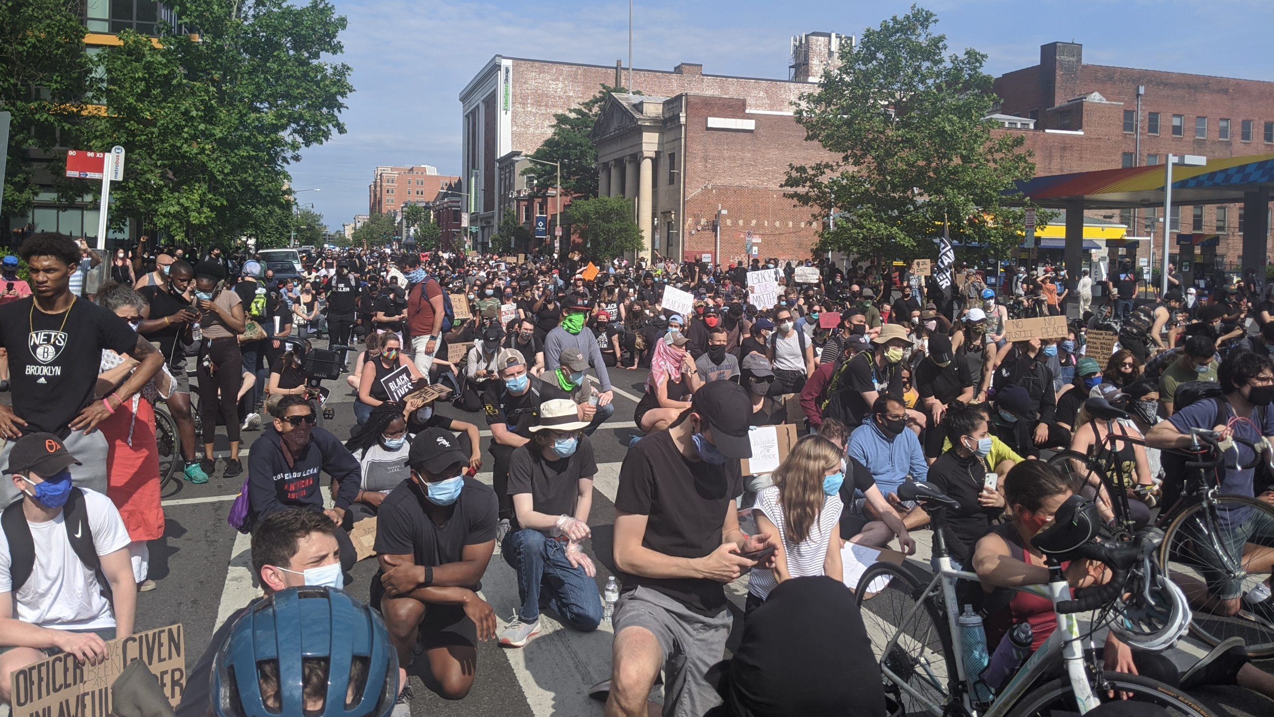 Protesters kneel in D.C. in honour of victims of police brutality on June 2. (Photo: Tom McKay, Gizmodo)