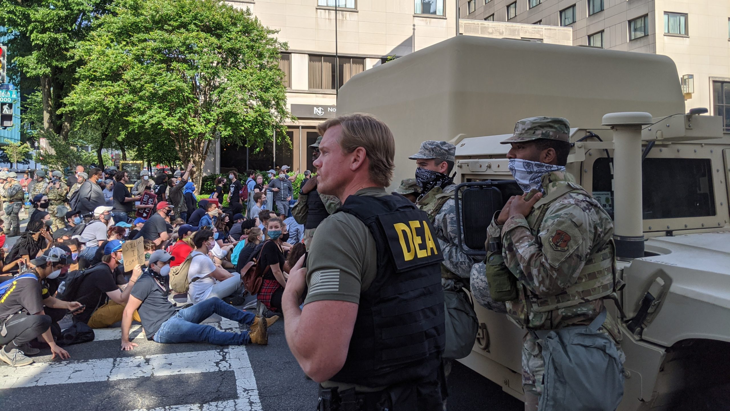 A DEA agent confers with several soldiers as protesters march to the White House on June 2. (Photo: Tom McKay, Gizmodo)