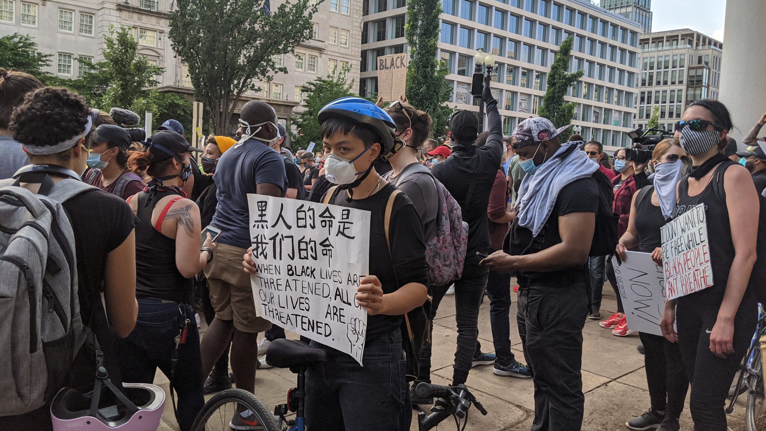 Protesters near the White House on June 2. (Photo: Tom McKay, Gizmodo)